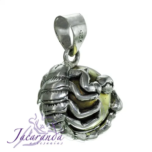 Llamador de ángeles de plata labrada escorpión en 16 mm