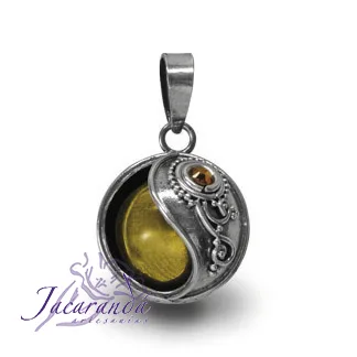 Llamador de ángeles de plata calada diseño Yin Yang en 18 mm.